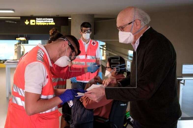 Imagen de archivo de un control sanitario en la zona de llegadas del aeropuerto de Gran Canaria / EFE Ángel Medina G.